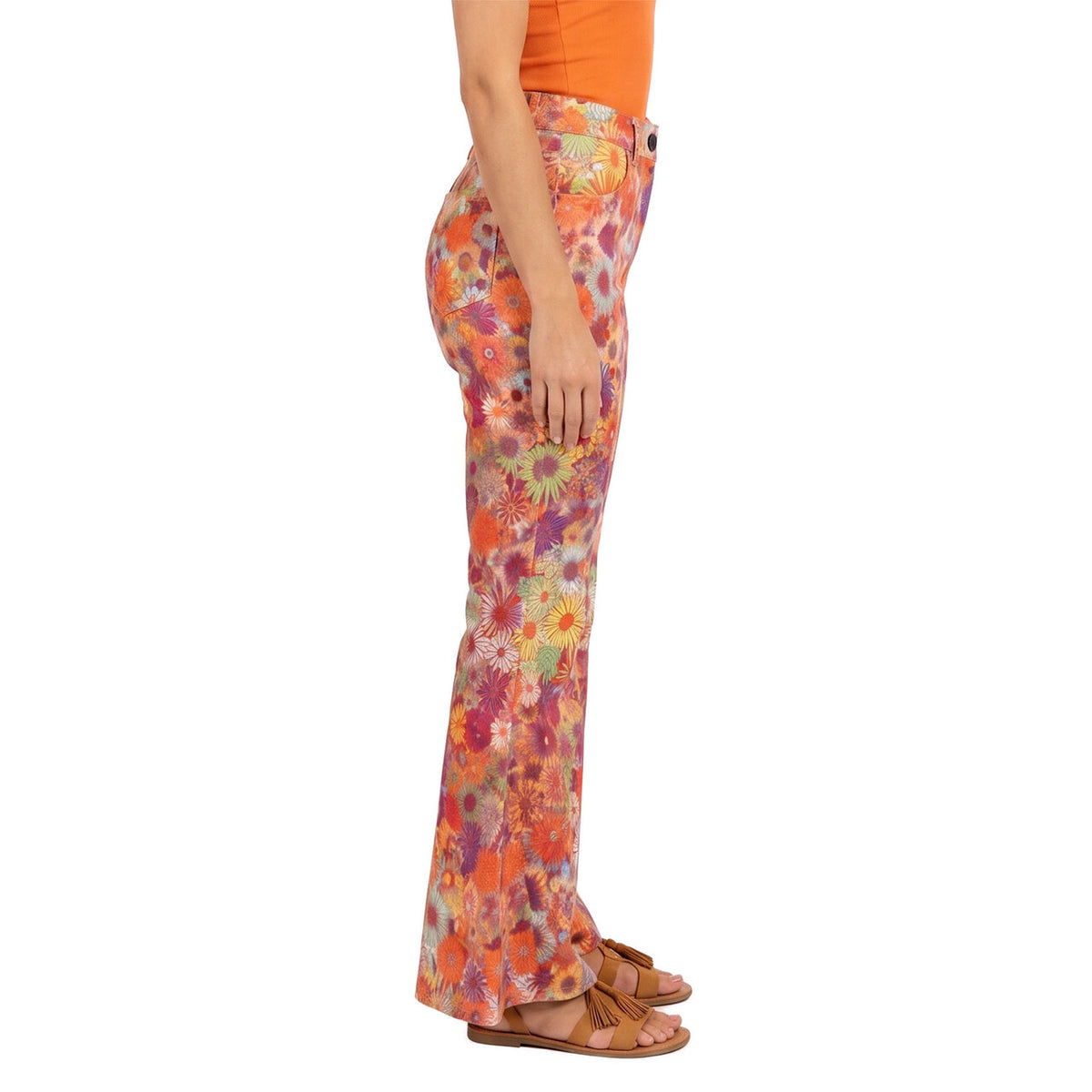 Op deze afbeelding zie je een Kostuums, van het merk Wilbers. Hippiebroek Bloem Vrouw