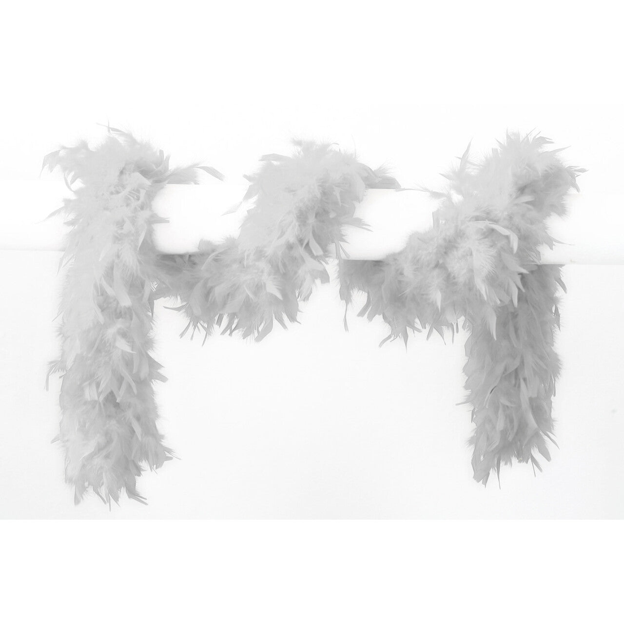 Op deze afbeelding zie je een Accessoires, van het merk Wilbers. Lange Boa Met Veren Wit 180 Centimeter