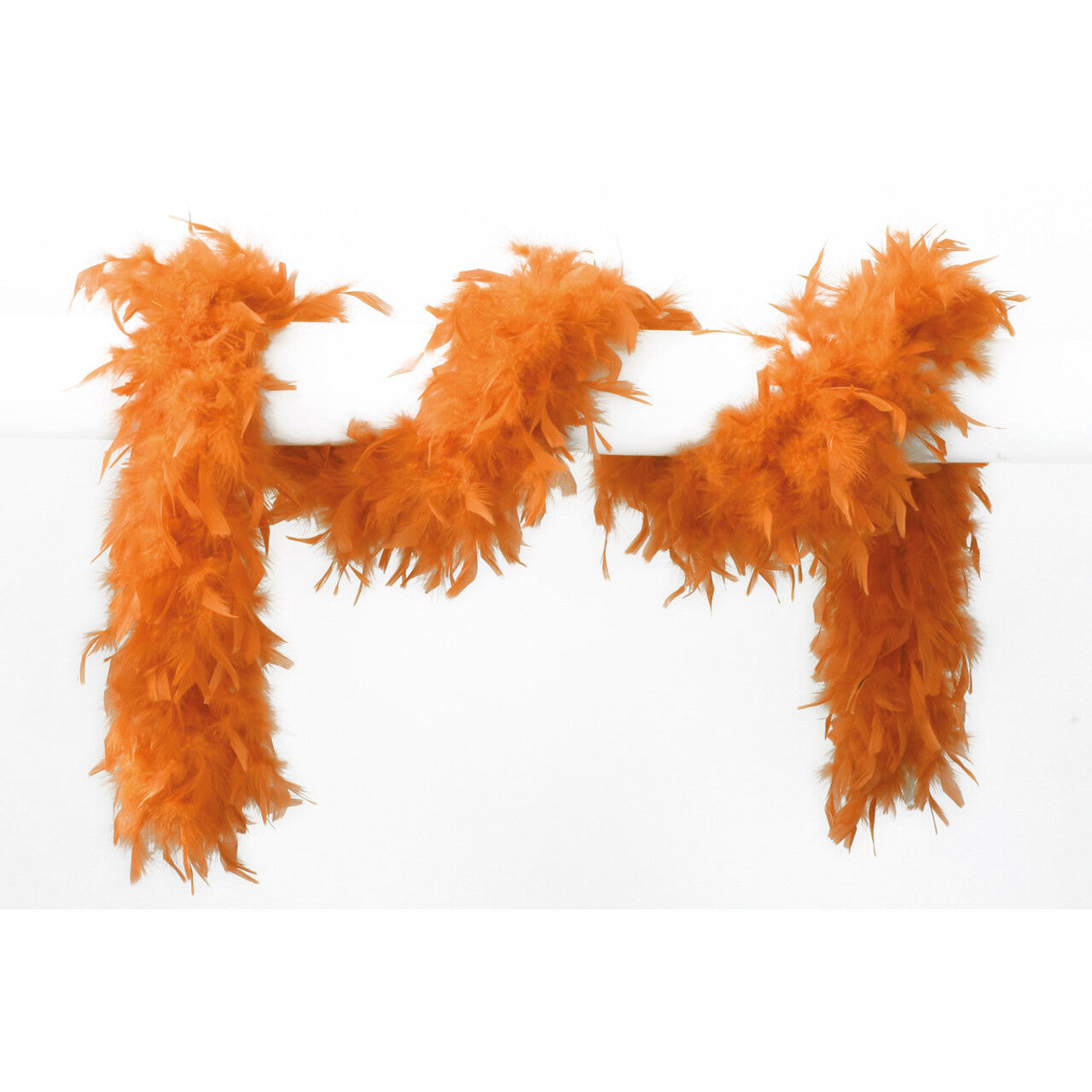 Op deze afbeelding zie je een Accessoires, van het merk Wilbers. Lange Boa Met Veren Oranje 180 Centimeter