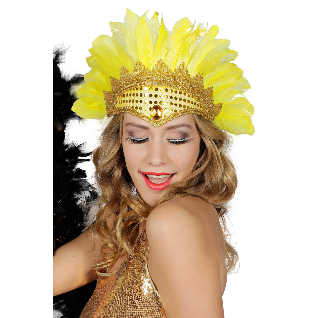 Op deze afbeelding zie je een Accessoires, van het merk Wilbers. Samba Tooi Met Pailletten En Veren Geel