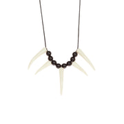 Op deze afbeelding zie je een Accessoires, van het merk Wilbers. Ketting Met Grote Roofdier Tanden