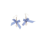 Op deze afbeelding zie je een Accessoires, van het merk Wilbers. Oorbellen Dirndl Parel Met Geruit Strikje Blauw
