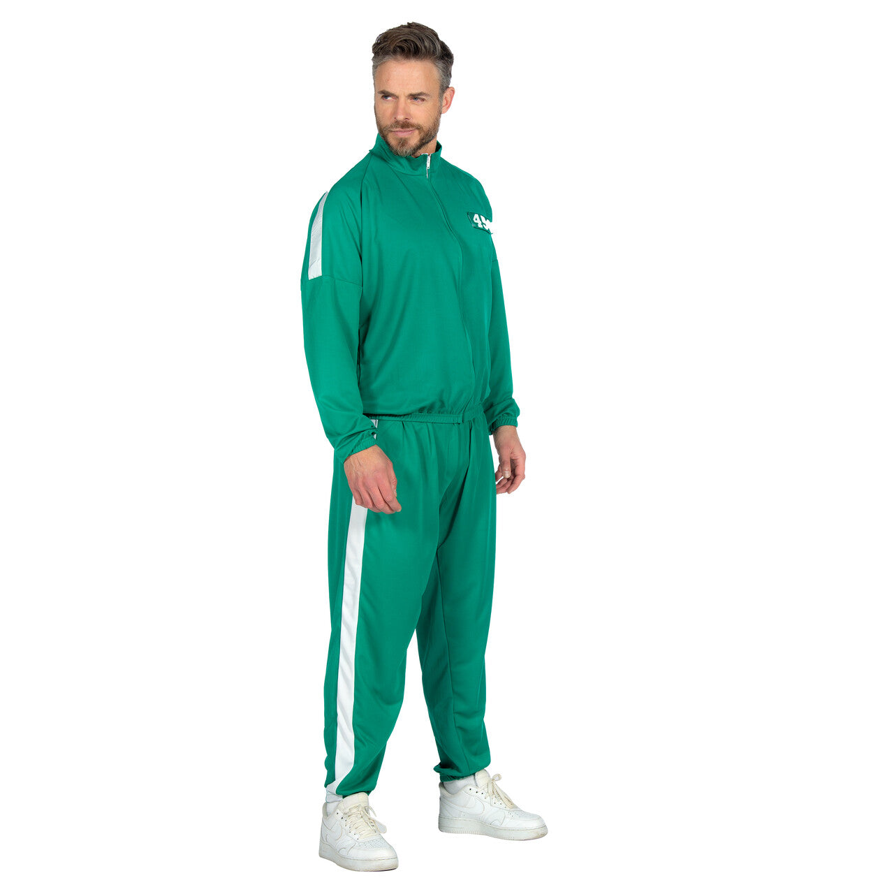 Op deze afbeelding zie je een Kostuums, van het merk Wilbers. Squid Game Deelnemer Trainingspak Groen Met 5 Badges Volwassene Kostuum