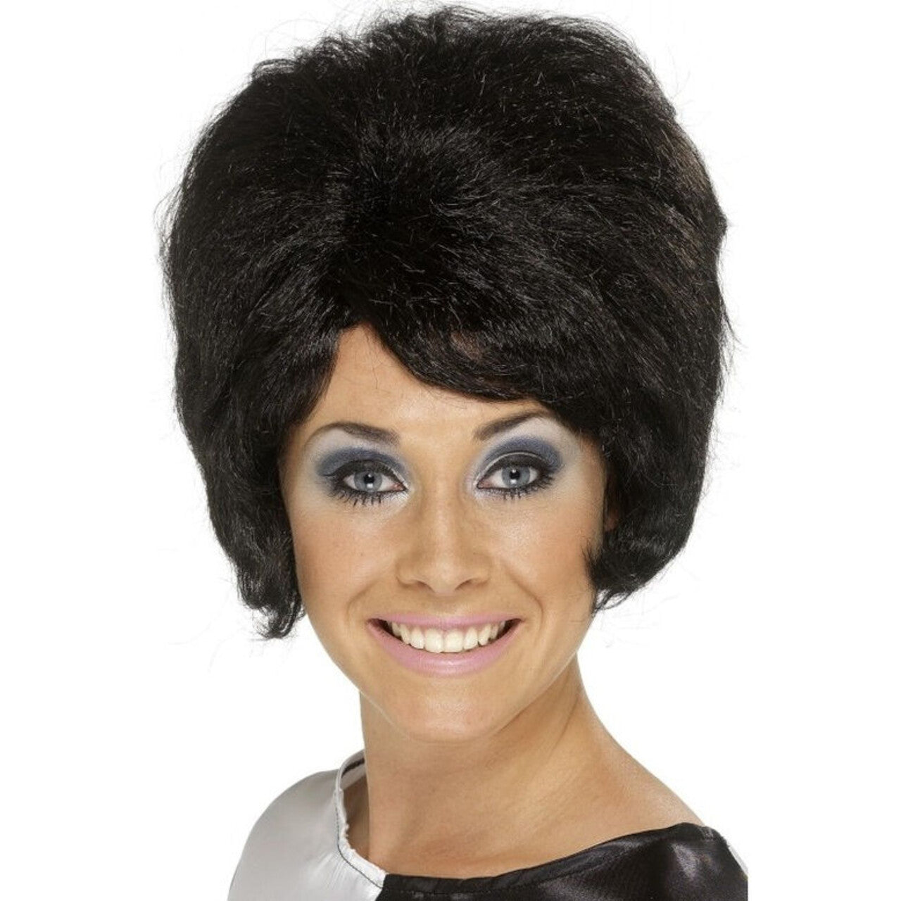 Op deze afbeelding zie je een Accessoires, van het merk Smiffy's. 60s Beehive Zwarte Pruik