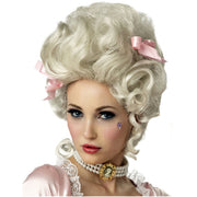 Op deze afbeelding zie je een Accessoires, van het merk California Costume Collections. Marie Antoinette Pruik