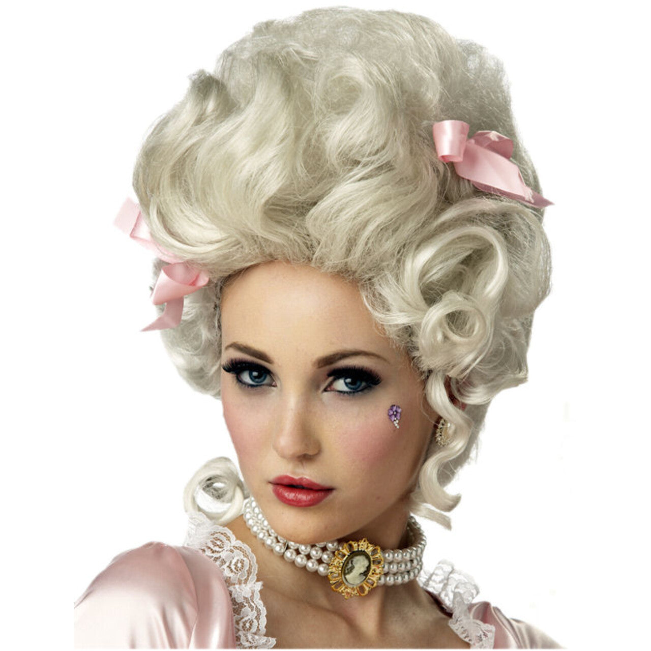 Op deze afbeelding zie je een Accessoires, van het merk California Costume Collections. Marie Antoinette Pruik