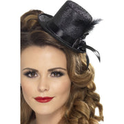 Op deze afbeelding zie je een Accessoires, van het merk Smiffy's. Zwarte Mini Hoed Met Veer