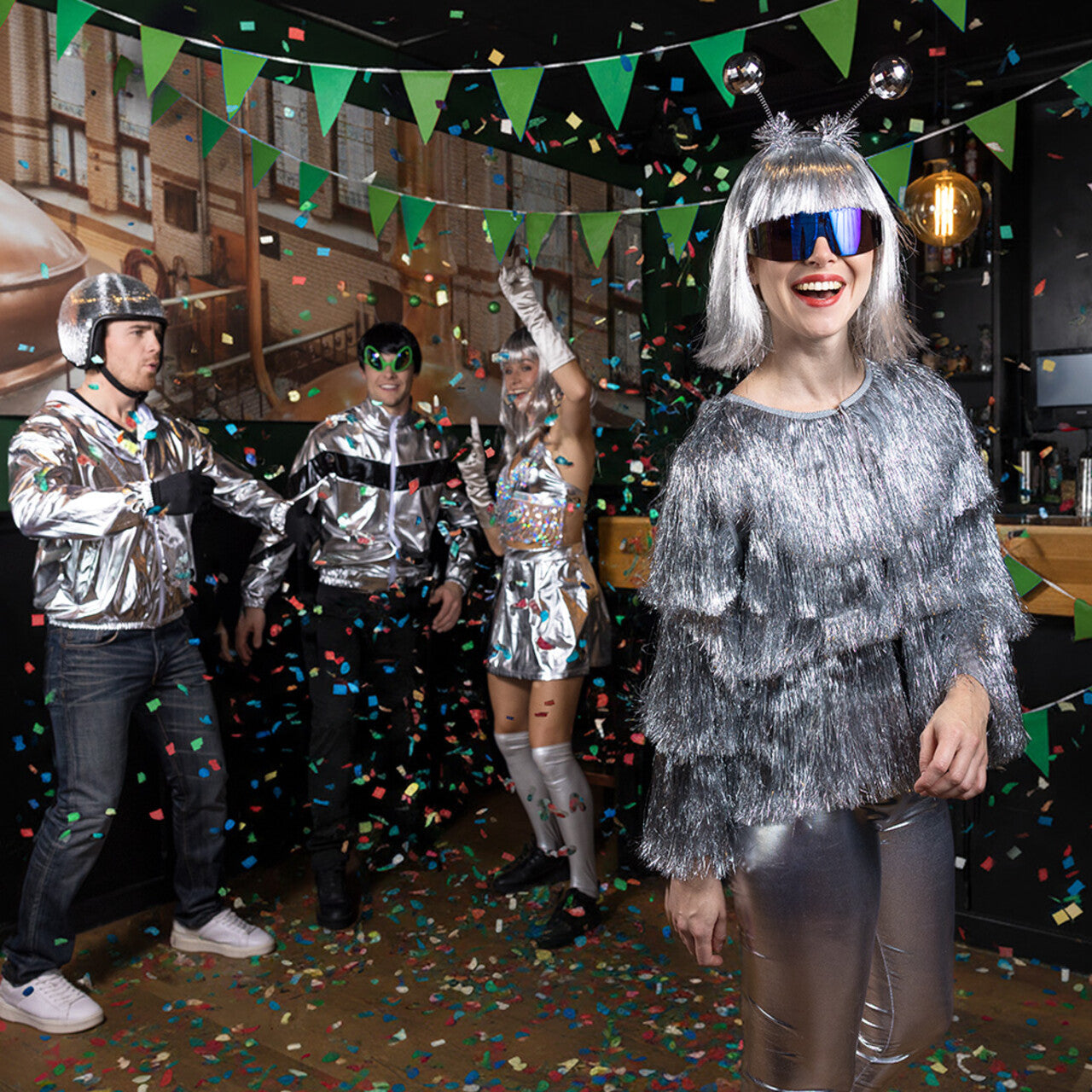 Op deze afbeelding zie je een Accessoires, van het merk Boland. Diadeem Discoballen Zilver
