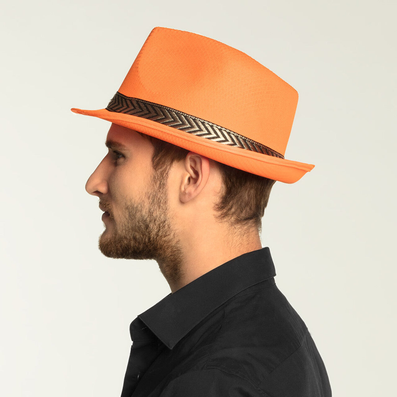 Op deze afbeelding zie je een Accessoires, van het merk Boland. Hoed Funky Fedora Oranje