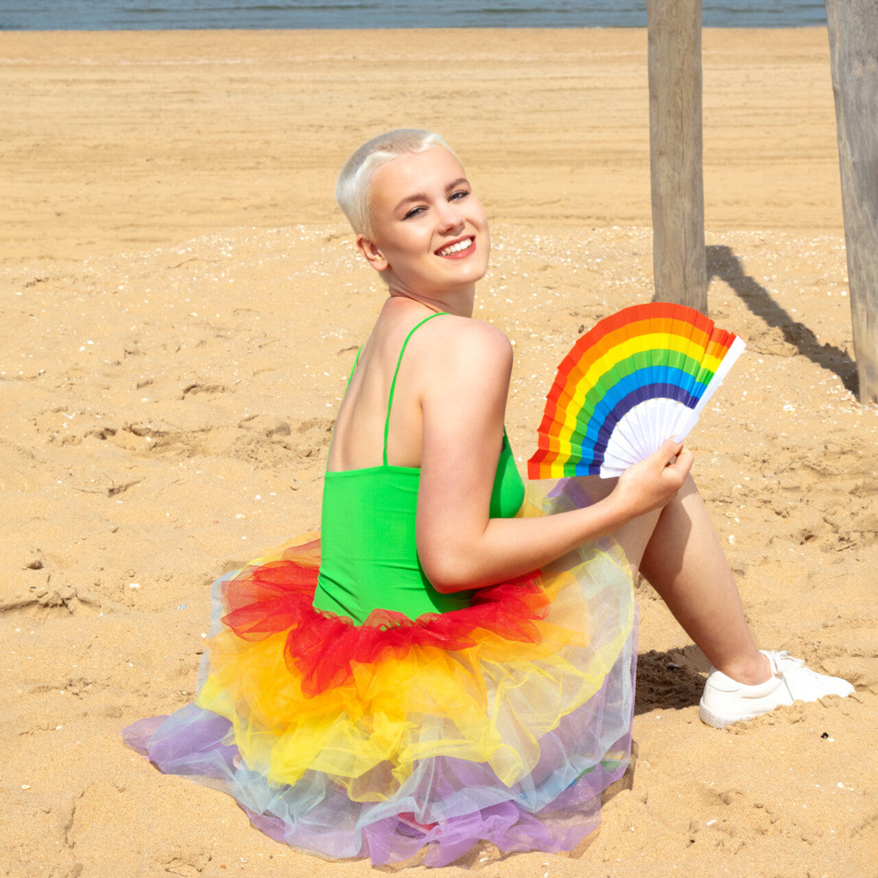Op deze afbeelding zie je een Kostuums, van het merk Boland. Tutu Rainbow Fever Deluxe Vrouw