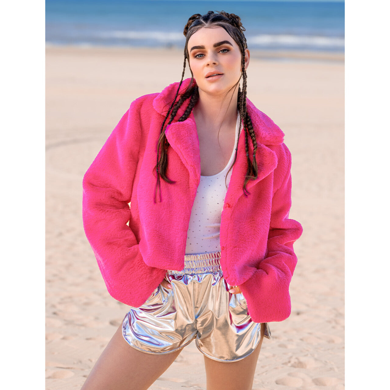 Op deze afbeelding zie je een Kostuums, van het merk Boland. Hotpants Metallic Shiny Sports Zilver Vrouw