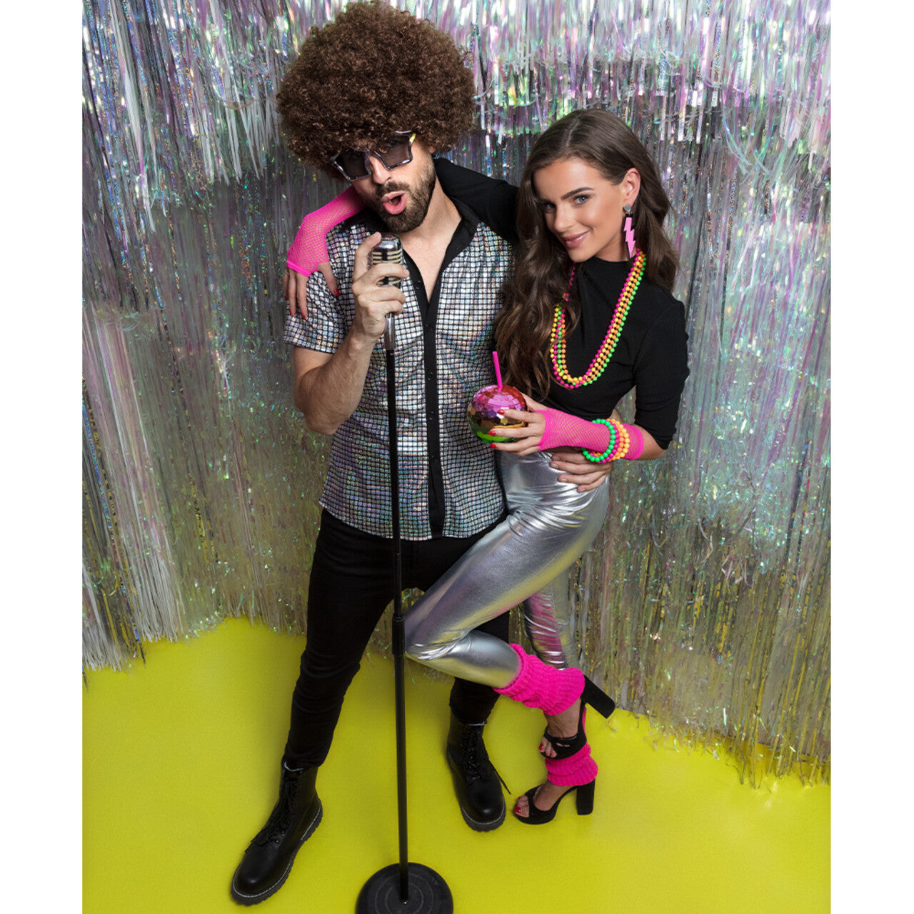 Op deze afbeelding zie je een Kostuums, van het merk Boland. Balala Disco Baller Overhemd Zilver Man