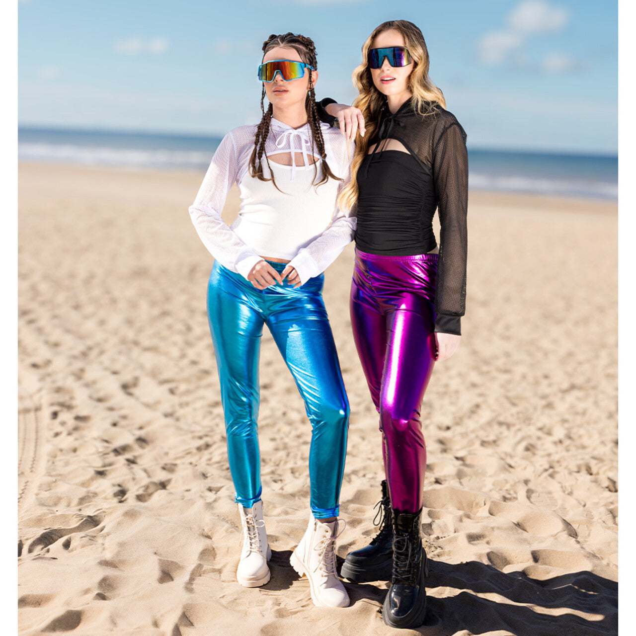Op deze afbeelding zie je een Kostuums, van het merk Boland. Legging Metallic Turquoise Vrouw