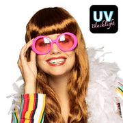 Op deze afbeelding zie je een Accessoires, van het merk Boland. Bril 70s Jackie Neonroze Uv