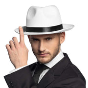 Op deze afbeelding zie je een Accessoires, van het merk Boland. Hoed Maffia Wit