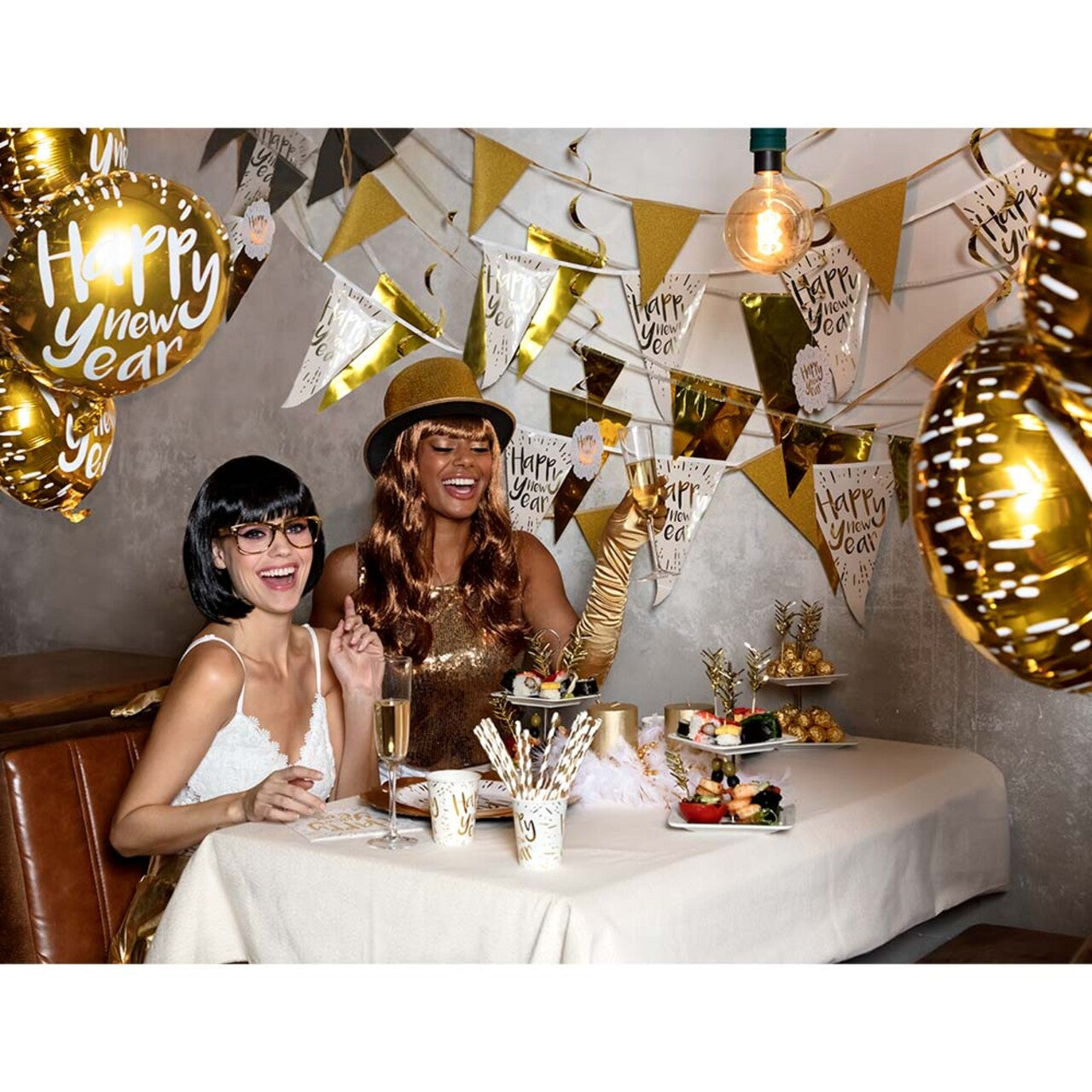 Op deze afbeelding zie je een Decoratie, van het merk Boland. Folieballon Happy New Year Goud