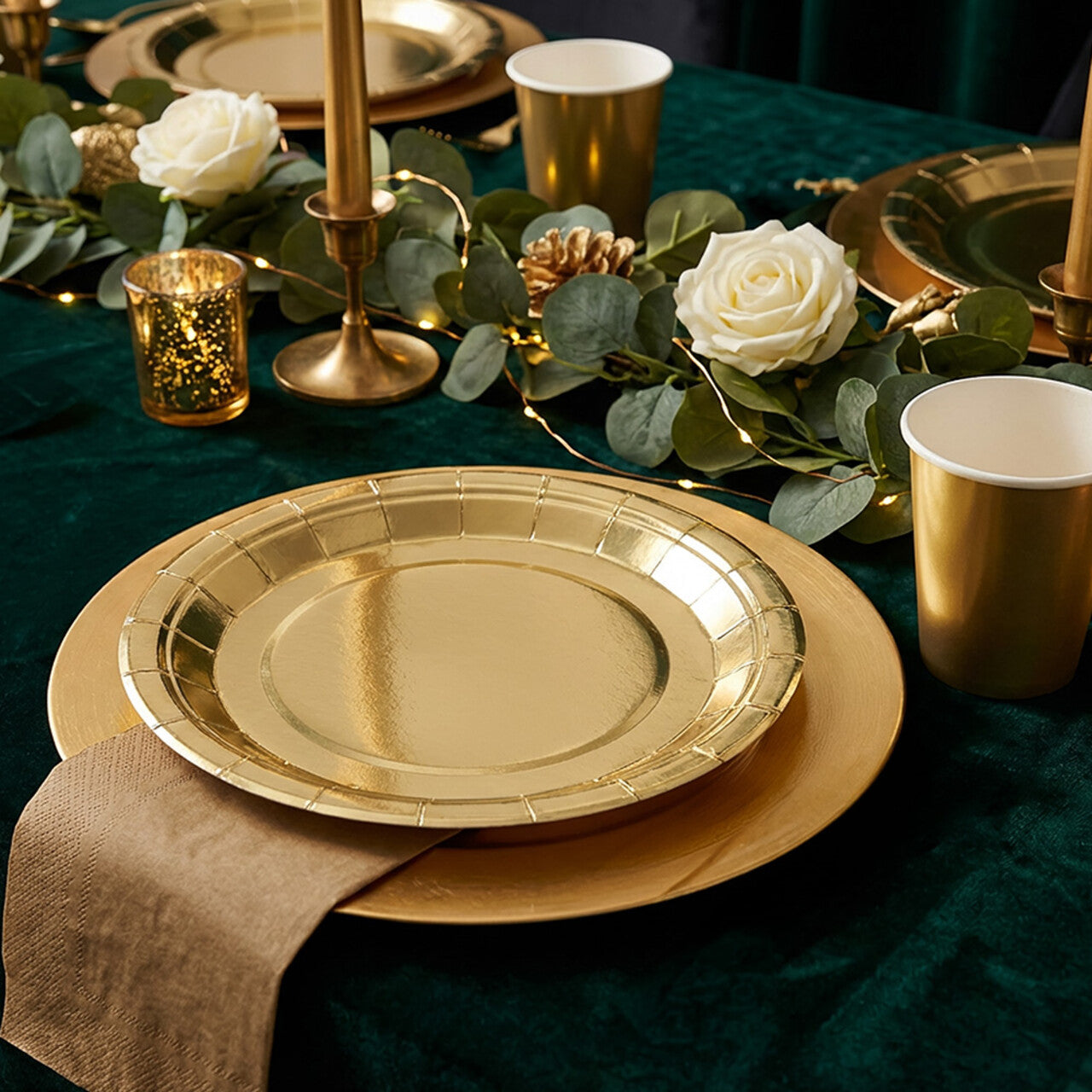 Op deze afbeelding zie je een Decoratie, van het merk Boland. Papieren Feestservies Set Goud