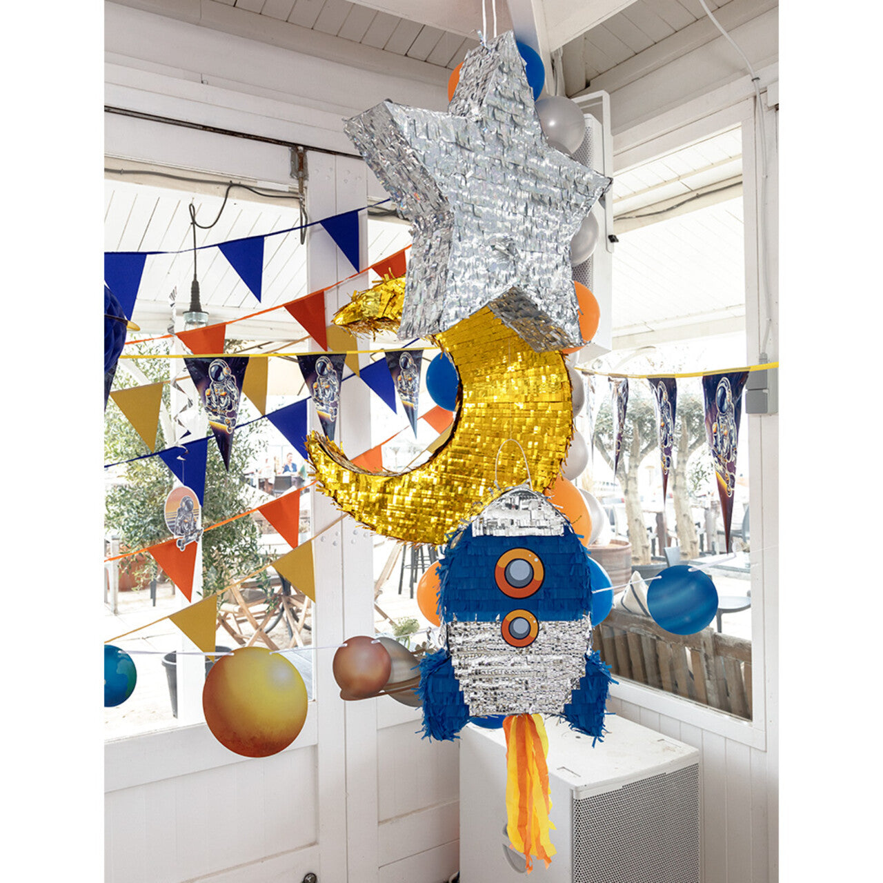 Op deze afbeelding zie je een Decoratie, van het merk Boland. Pinata Beat The Moon Goud