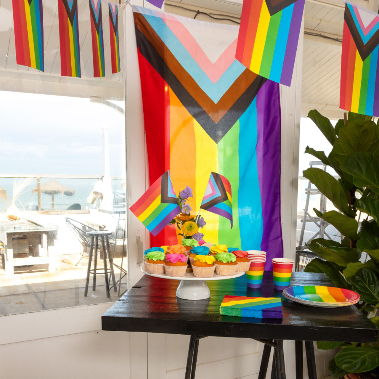 Op deze afbeelding zie je een Decoratie, van het merk Boland. Set 8 Papieren Bordjes Happy Regenboog
