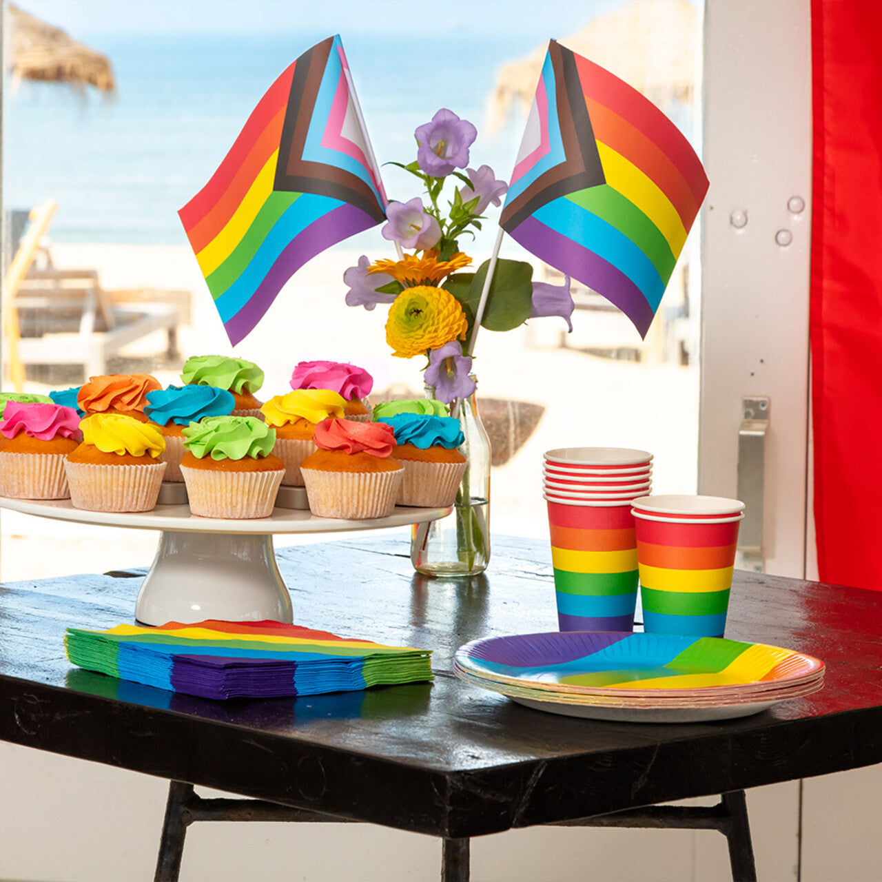 Op deze afbeelding zie je een Decoratie, van het merk Boland. Set 6 Papieren Zwaaivlaggen Rainbow Progress