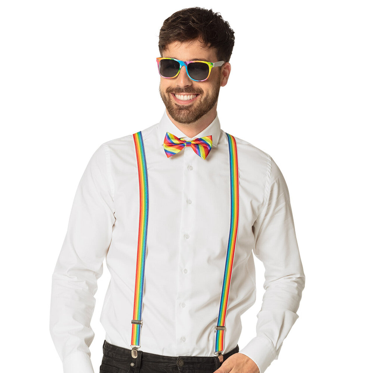 Op deze afbeelding zie je een Accessoires, van het merk Boland. Gentleman Party Set Regenboog (Partybril, Vlinderstrik En Bretels)