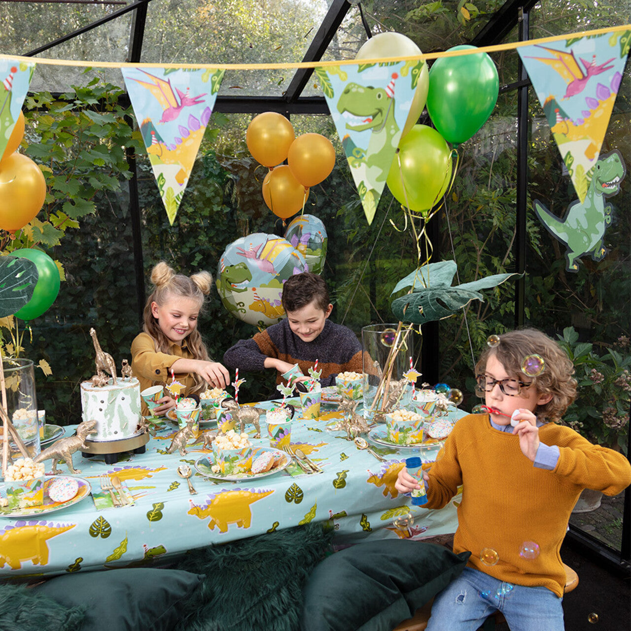 Op deze afbeelding zie je een Decoratie, van het merk Boland. Vlaggenlijn Happy Dino Party