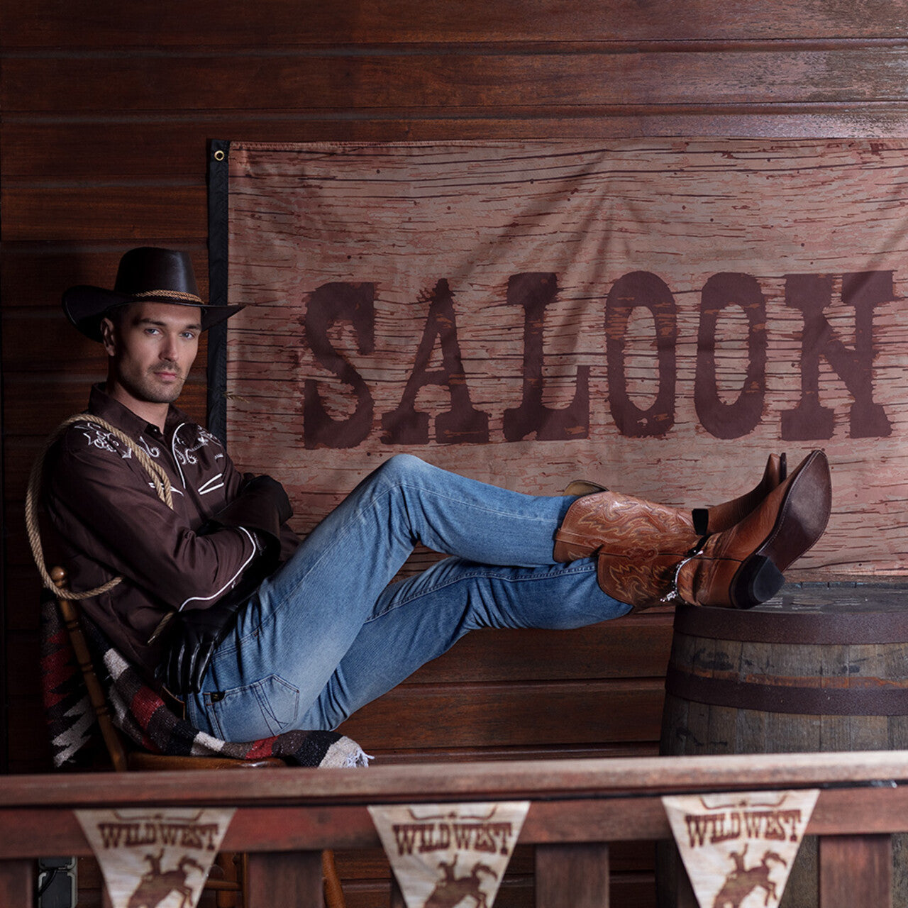 Op deze afbeelding zie je een Kostuums, van het merk Boland. Saloon Saul Overhemd Bruin Man