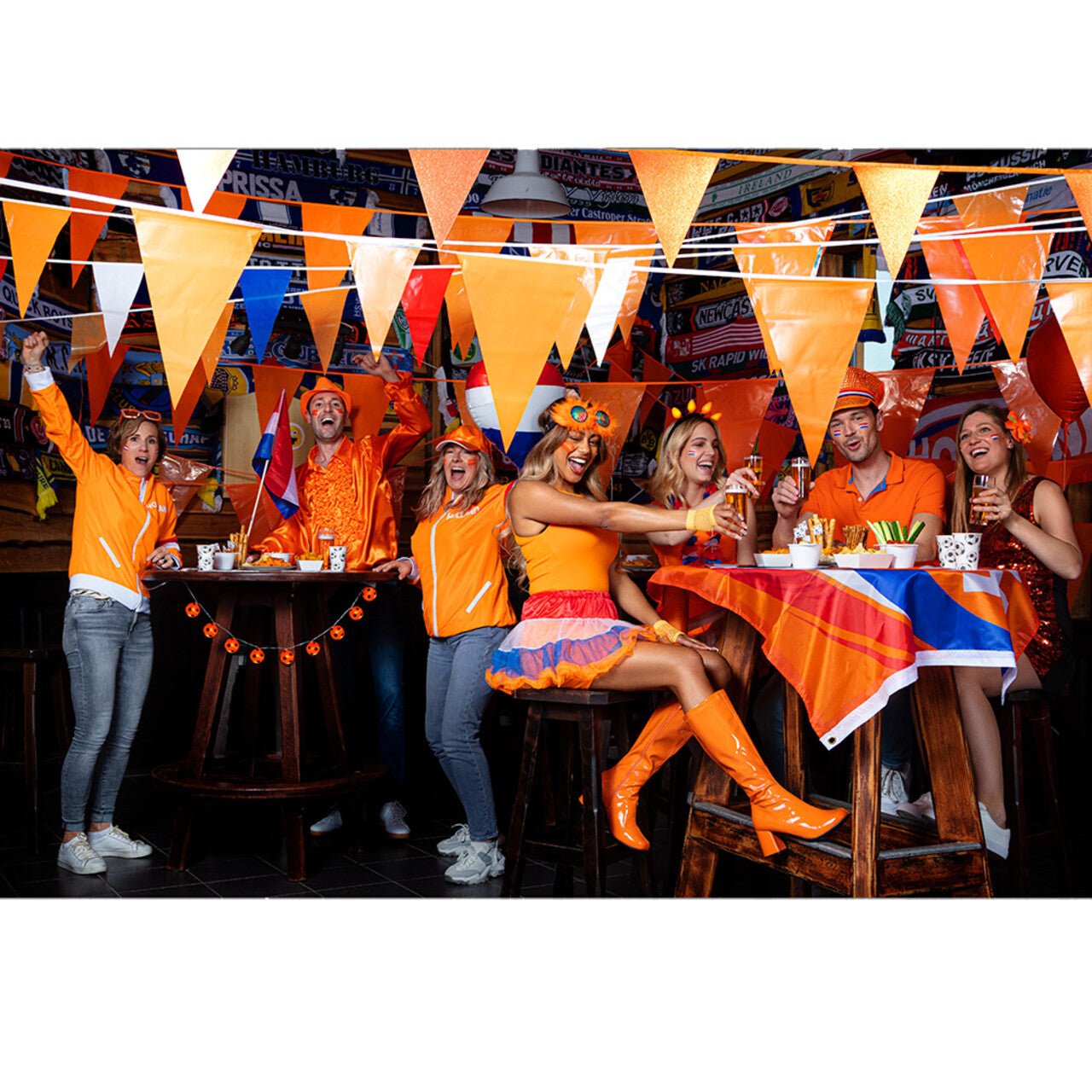 Op deze afbeelding zie je een Accessoires, van het merk Boland. Smeer Voor De Sfeer Schminkstift Nederlandse Vlag