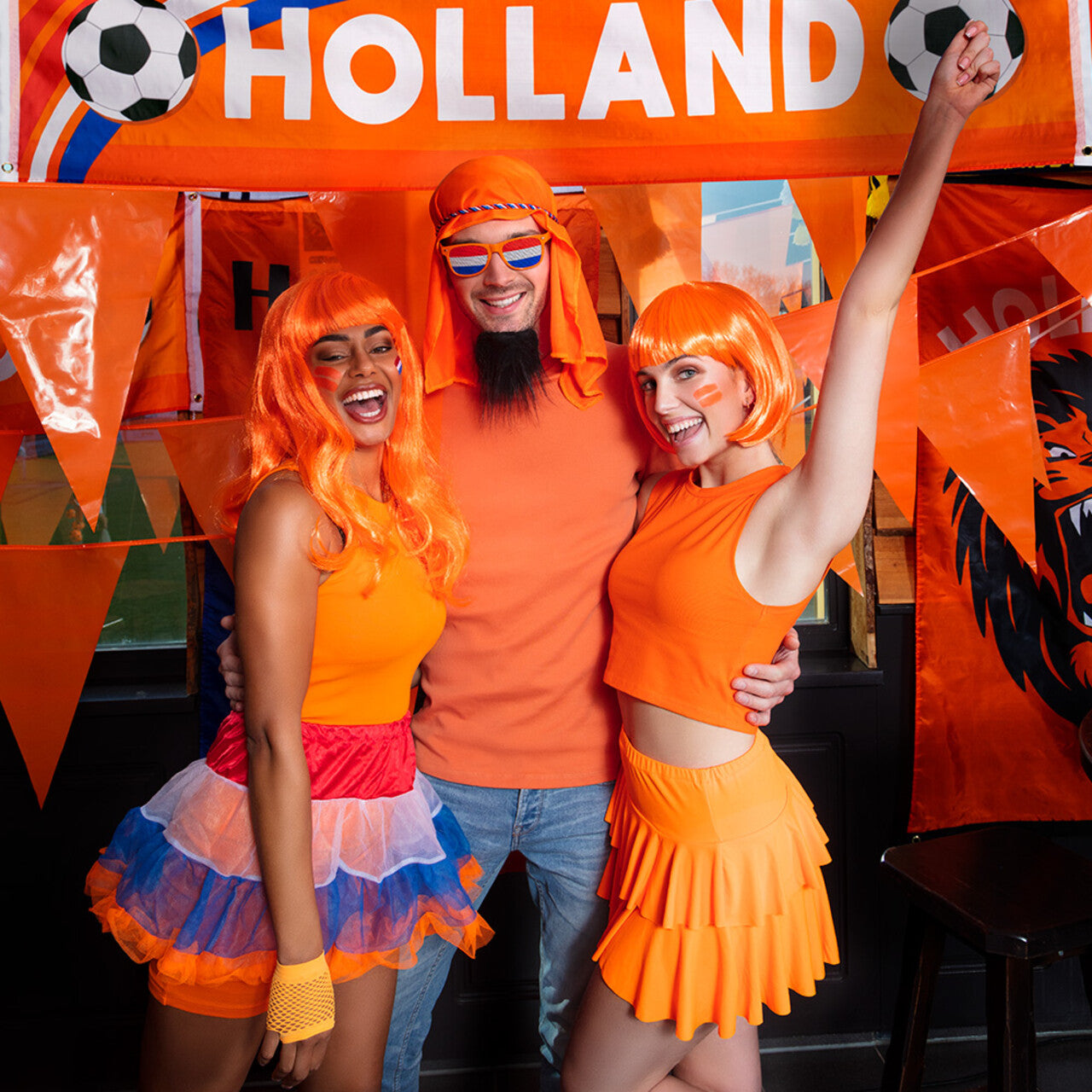 Op deze afbeelding zie je een Decoratie, van het merk Boland. Oranje Vlaggenlijn 25 Meter