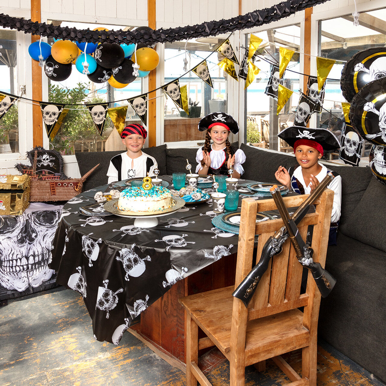 Op deze afbeelding zie je een Decoratie, van het merk Boland. Grote Piratenvlag Met Skull