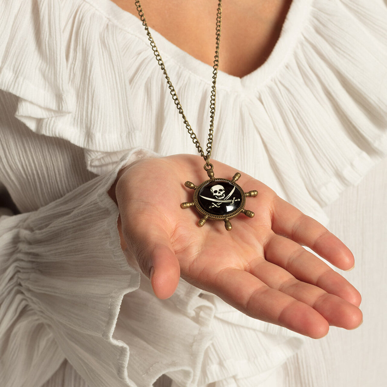 Op deze afbeelding zie je een Accessoires, van het merk Boland. Ketting Piraat Stuurwiel