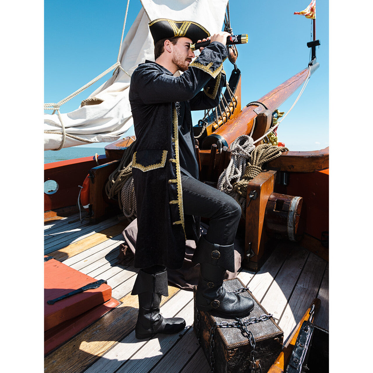 Op deze afbeelding zie je een Kostuums, van het merk Boland. Piratenjas Man