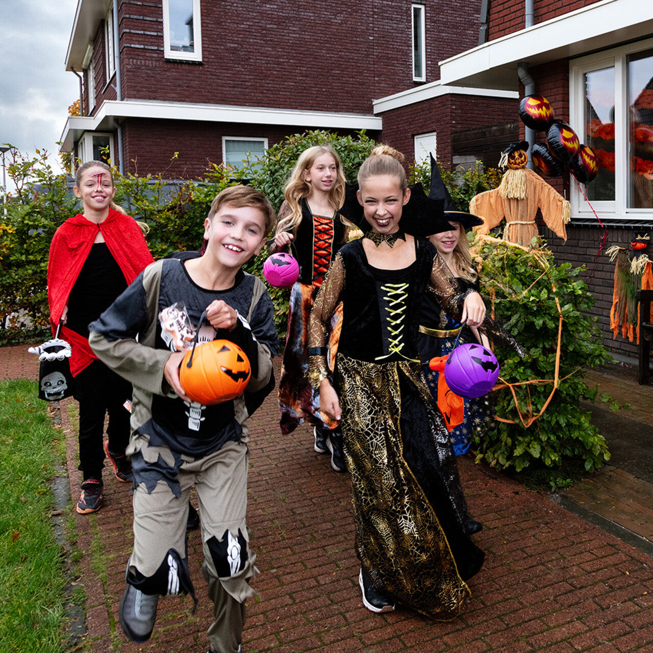 Op deze afbeelding zie je een Kostuums, van het merk Boland. Heks Zwarte Magie Spinderella Meisje Kostuum