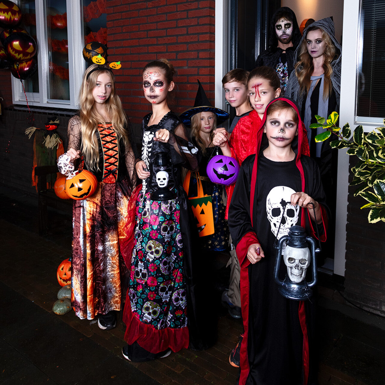 Op deze afbeelding zie je een Kostuums, van het merk Boland. Scarlett Scarenight Heks Meisje Kostuum