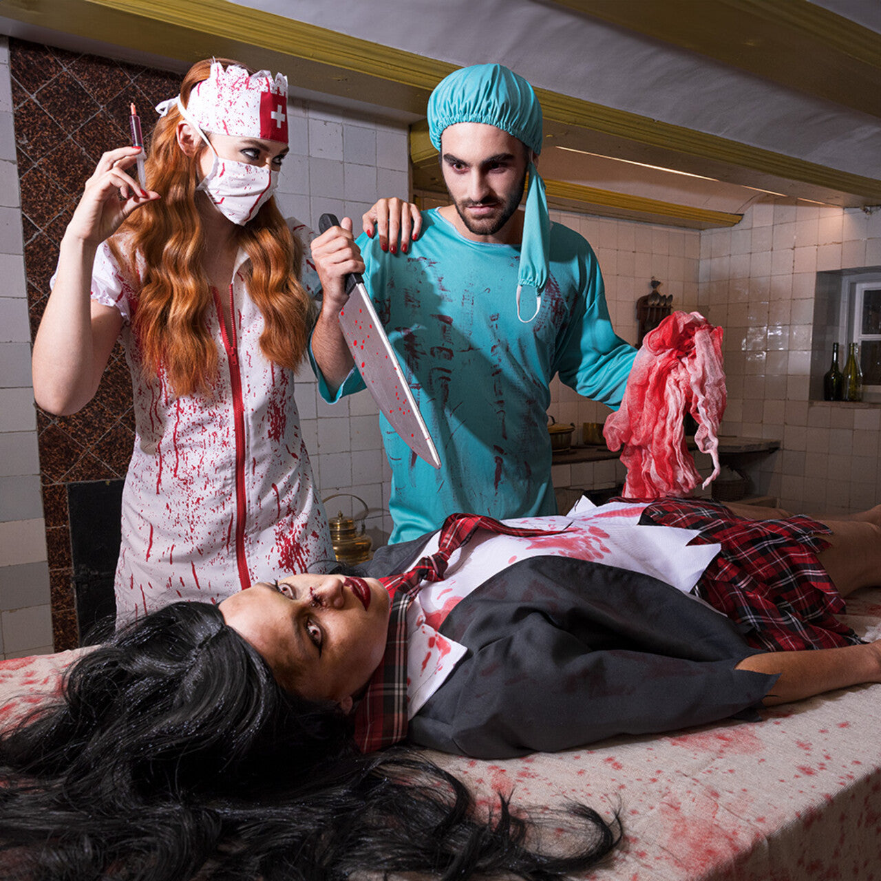 Op deze afbeelding zie je een Kostuums, van het merk Boland. Student Britney Van Zombie School Vrouw Kostuum