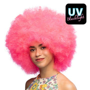 Op deze afbeelding zie je een Accessoires, van het merk Boland. Candy! Neon Roze Pruik (Uv Blacklight)