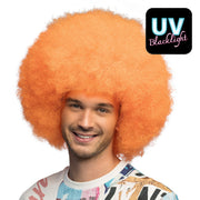 Op deze afbeelding zie je een Accessoires, van het merk Boland. Enorme Krullen Pruik Jaren 60 Oranje