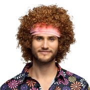 Op deze afbeelding zie je een Accessoires, van het merk Boland. Pruik Hippie Groove Bruin