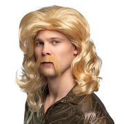 Op deze afbeelding zie je een Accessoires, van het merk Boland. Pruik Barry Blond Met Snor