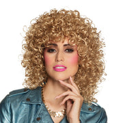 Op deze afbeelding zie je een Accessoires, van het merk Boland. Pruik Dirty Dancing Blond