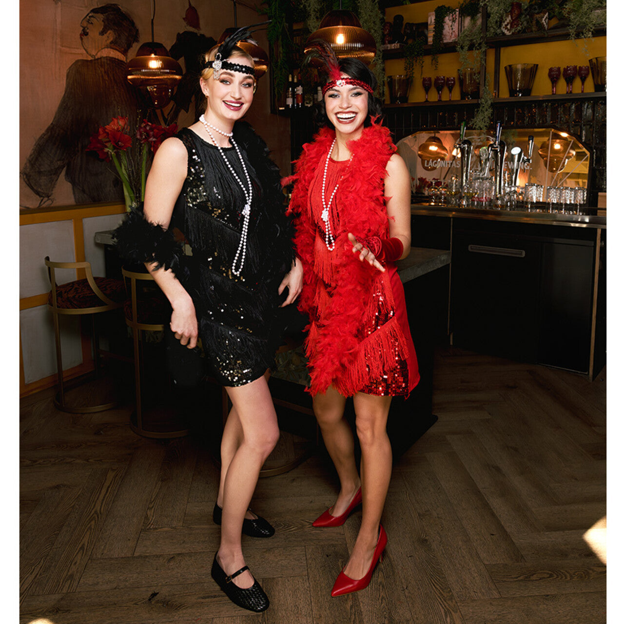 Op deze afbeelding zie je een Kostuums, van het merk Boland. Jaren 20 Luxe Flapper Chicago Rood Vrouw Kostuum