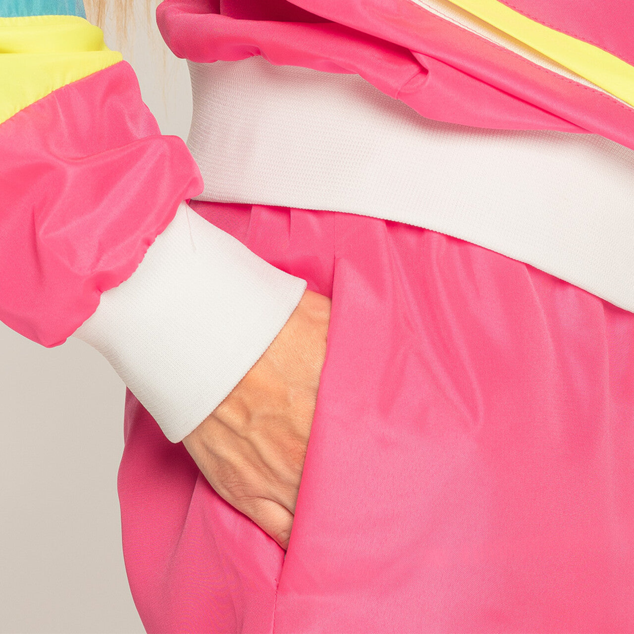 Op deze afbeelding zie je een Kostuums, van het merk Boland. Trainingspak Retro Babe Neonroze Vrouw Kostuum