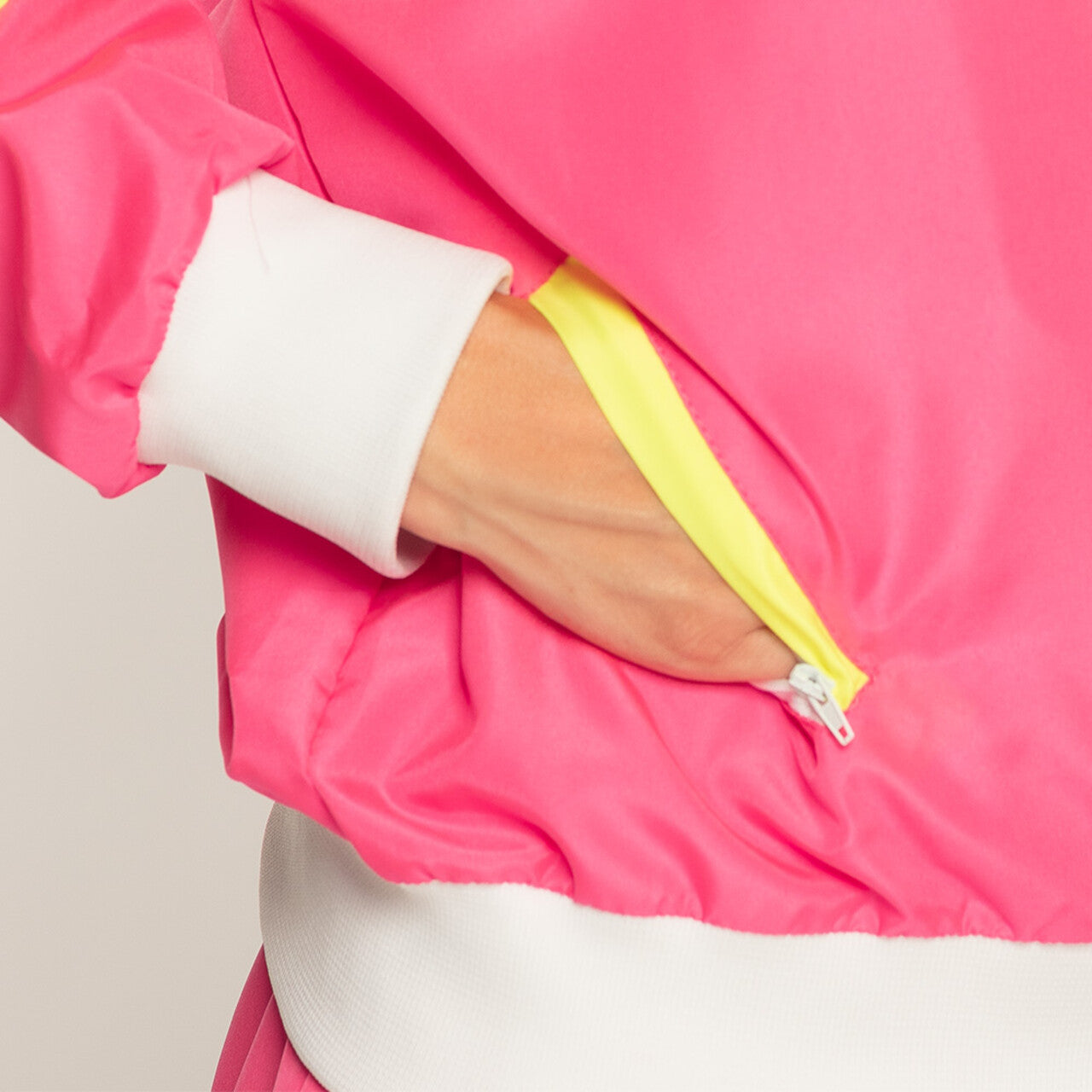 Op deze afbeelding zie je een Kostuums, van het merk Boland. Trainingspak Retro Dude Neonroze Man Kostuum