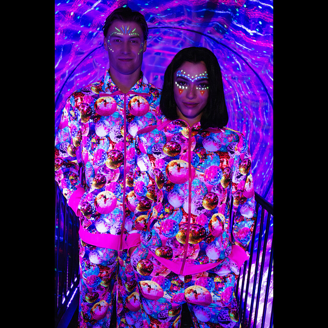 Op deze afbeelding zie je een Kostuums, van het merk Boland. Trainingspak Dancing Babe Uv (S) Premium Quality Vrouw Kostuum