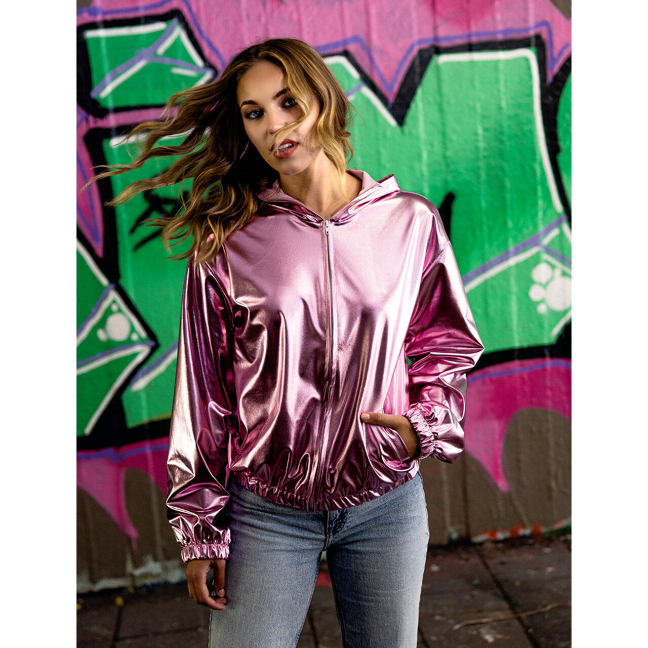 Op deze afbeelding zie je een Kostuums, van het merk Boland. Streetwise Jasje Metallic Roze Vrouw