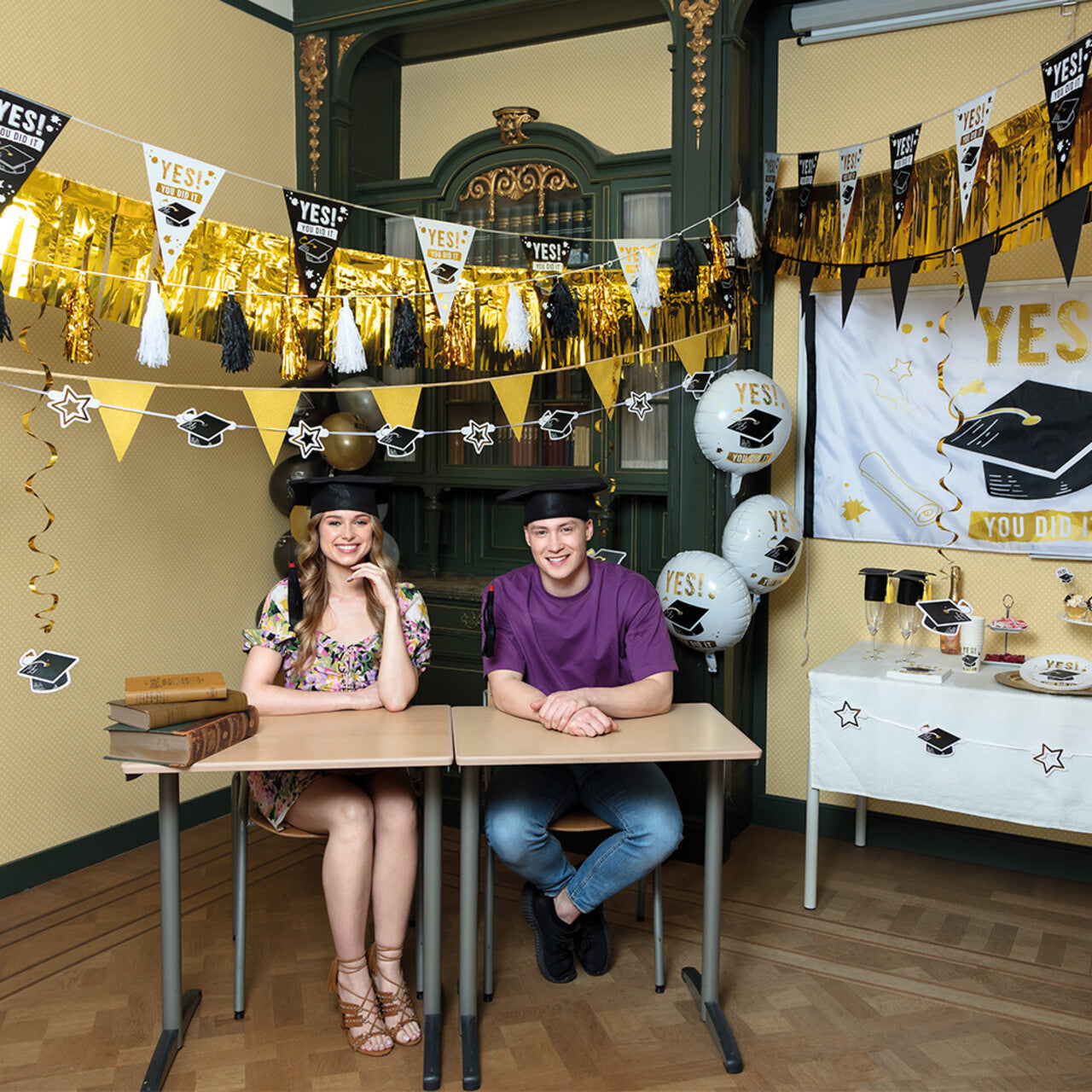 Op deze afbeelding zie je een Decoratie, van het merk Boland. Vlaggenlijn Geslaagd Yes! You Did It Zwart / Wit