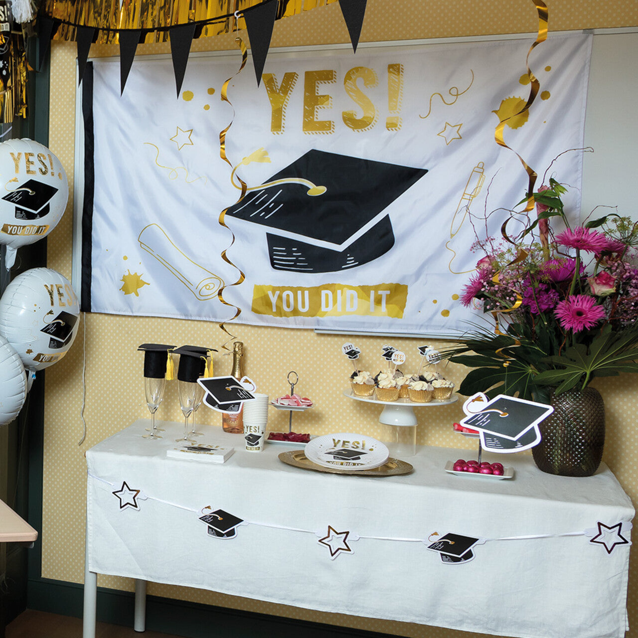 Op deze afbeelding zie je een Decoratie, van het merk Boland. Slinger Geslaagd Ster Van De School 3 Meter
