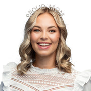 Op deze afbeelding zie je een Accessoires, van het merk Boland. Metalen Zilveren Bling Bling Diadeem Proud Mom