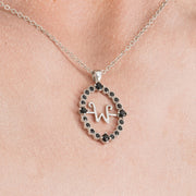 Op deze afbeelding zie je een Accessoires, van het merk Chaks. Elegante Ketting Wednesday™
