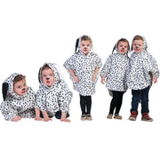 Op deze afbeelding zie je een Kostuums, van het merk Funny Fashion. Dalmatier Cape Dammo Kind Kostuum
